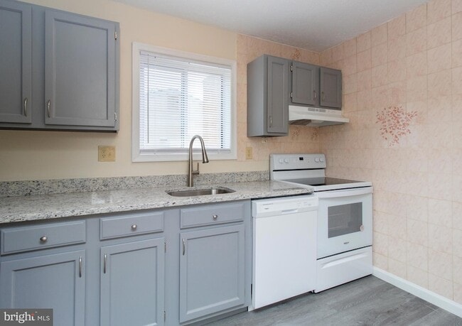 Building Photo - 14175 Spring Branch Dr