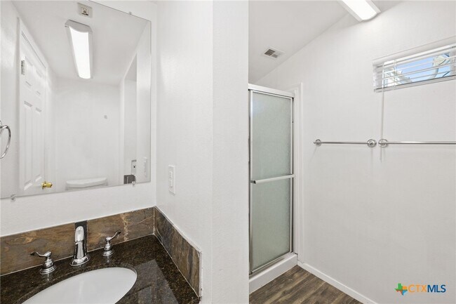 Building Photo - 322 Oakwood Loop