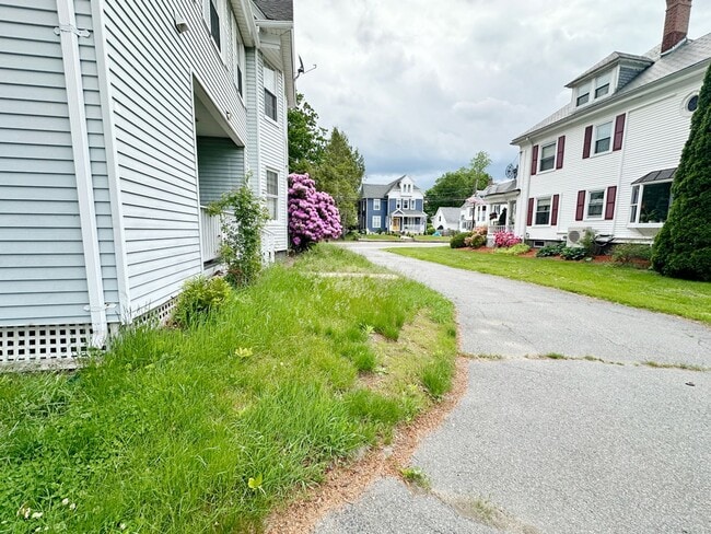 Building Photo - Beautiful 3 BR 1.5 BA Leominster SFH