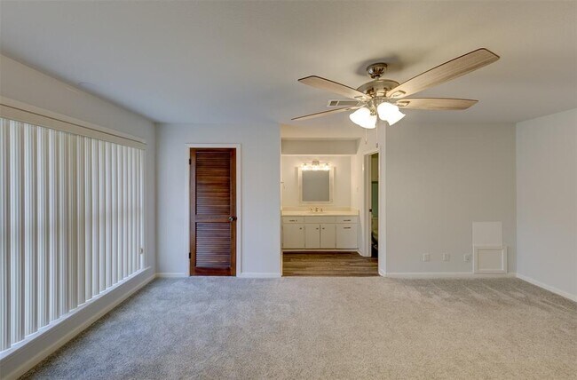 Building Photo - 2452 Country Club Dr