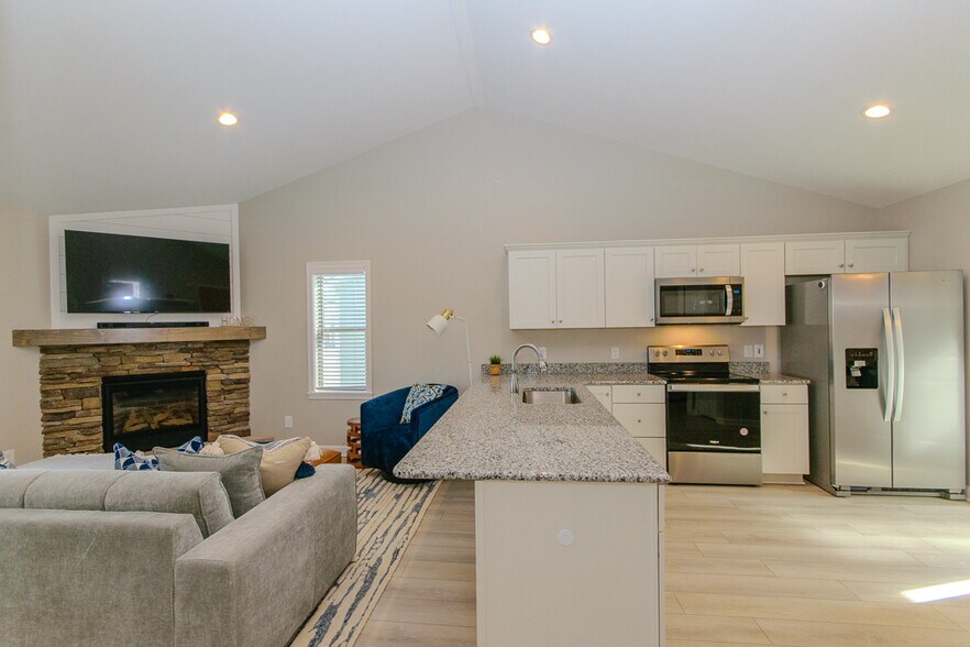 Building Photo - 586 Townhomes Pl