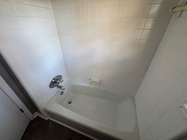 Building Photo - MOVE IN SPECIAL AVAILABLE!!