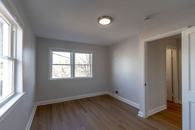 Building Photo - Renovated 3 Bed / 1.5 Bath in Essex | Parking Pad | Available 1/19/2026