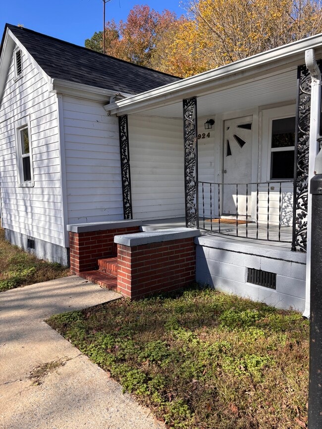 Building Photo - 924 Old Halifax Rd