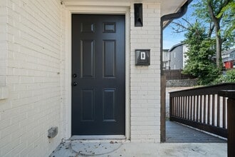 Building Photo - Available now, 2 bed 1 bath end unit in qu...