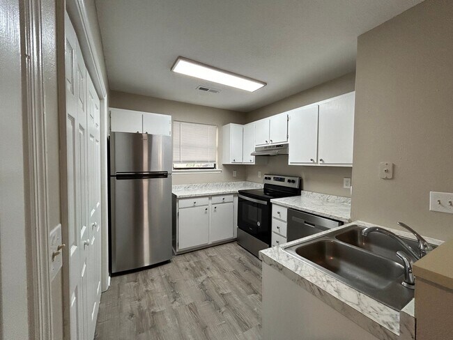 Building Photo - 923 E Estates Blvd