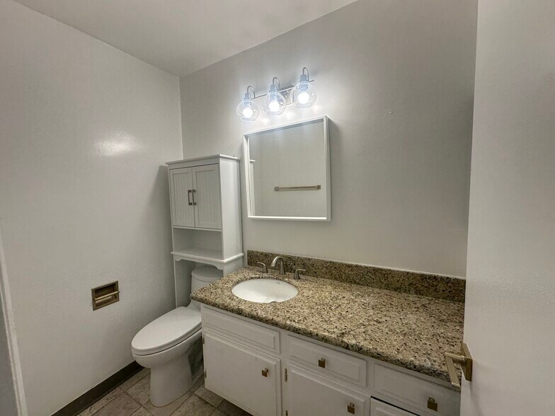 Building Photo - 5950 Buckingham Pky