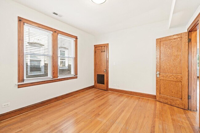 Building Photo - 4446 W Walton St