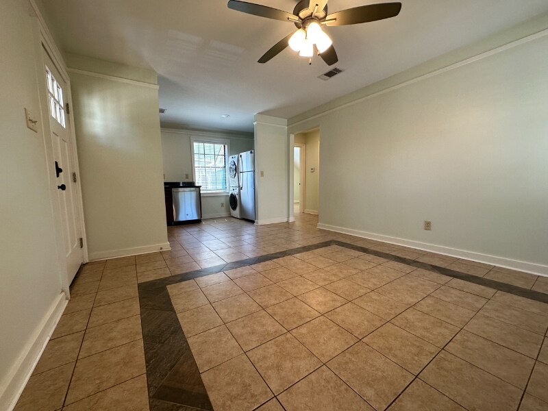 Building Photo - 507 E 7th St