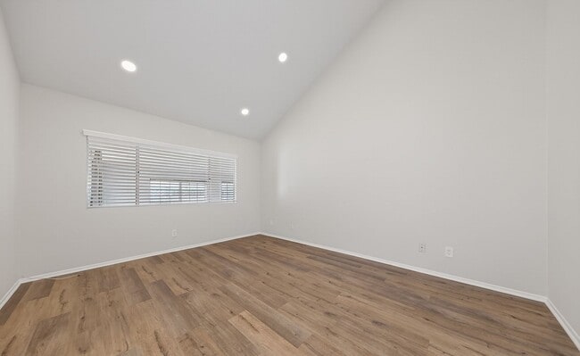 Building Photo - Beautiful Remodeled 2-Bedroom Single-Story Condo