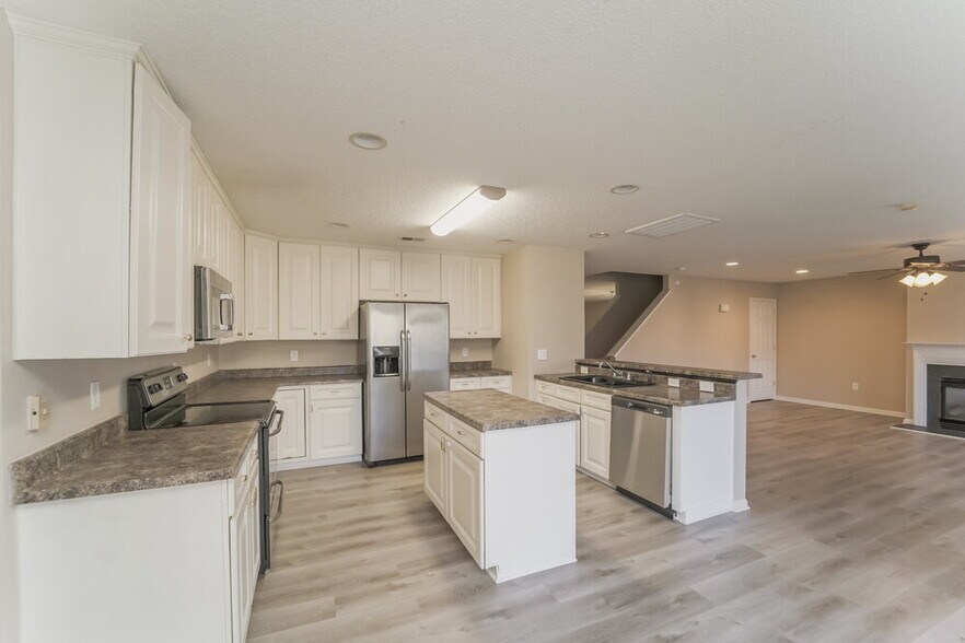 Building Photo - 2320 Highland Park Dr