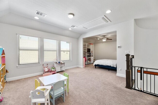 Building Photo - 304 Gulfton St