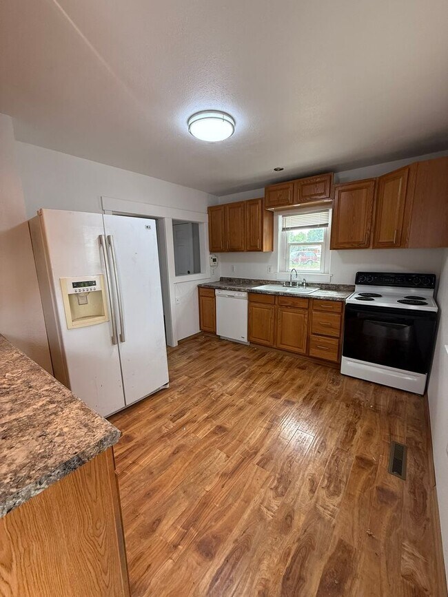 Building Photo - 2/1 Updated Hillyard Home