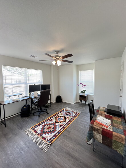 Building Photo - 1018 S Benchmark Ln