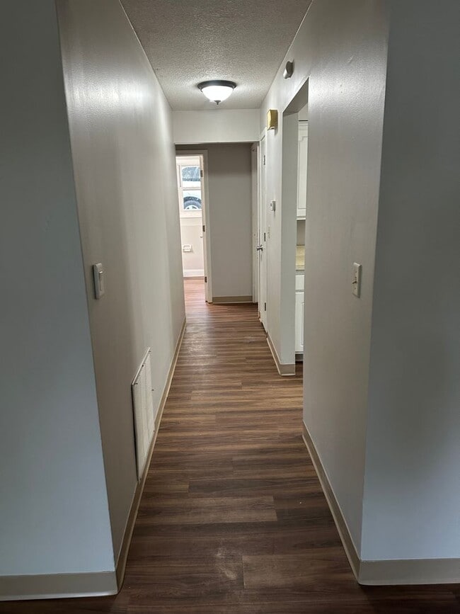 Building Photo - 1 bedroom 1 Bathroom Lower of Level Duplex...