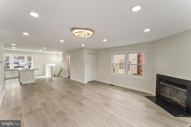 Building Photo - 8213 Roxbury Dr