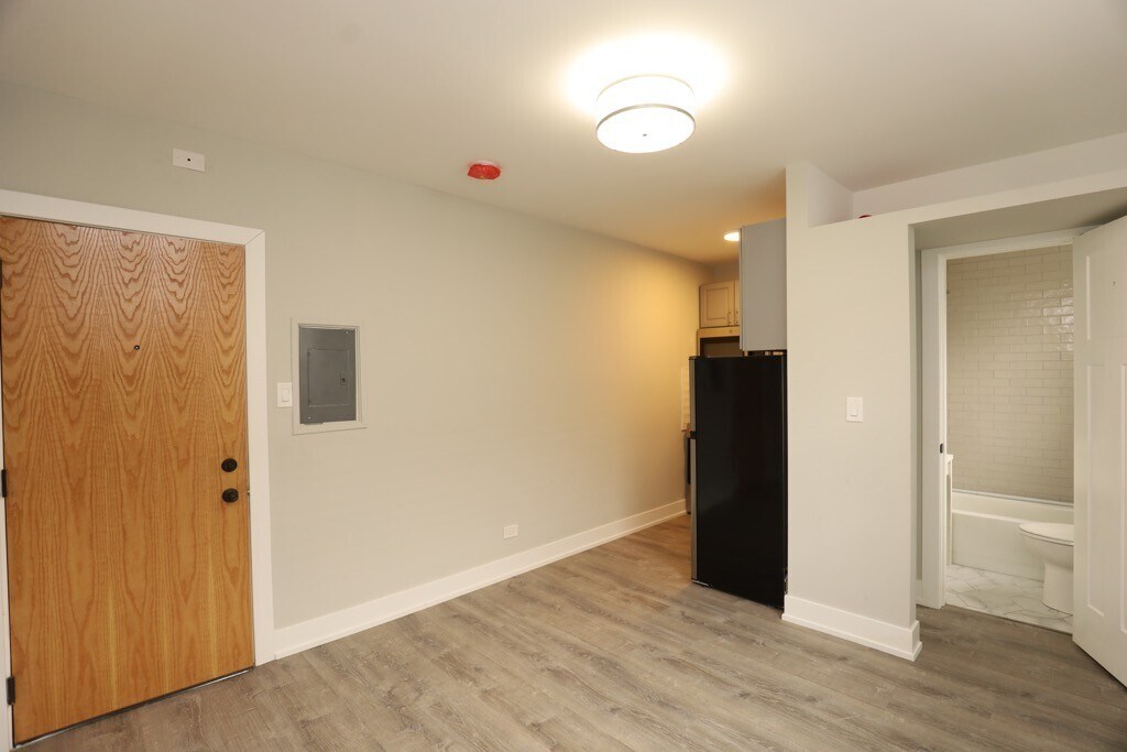 Building Photo - 521 W Belmont Ave