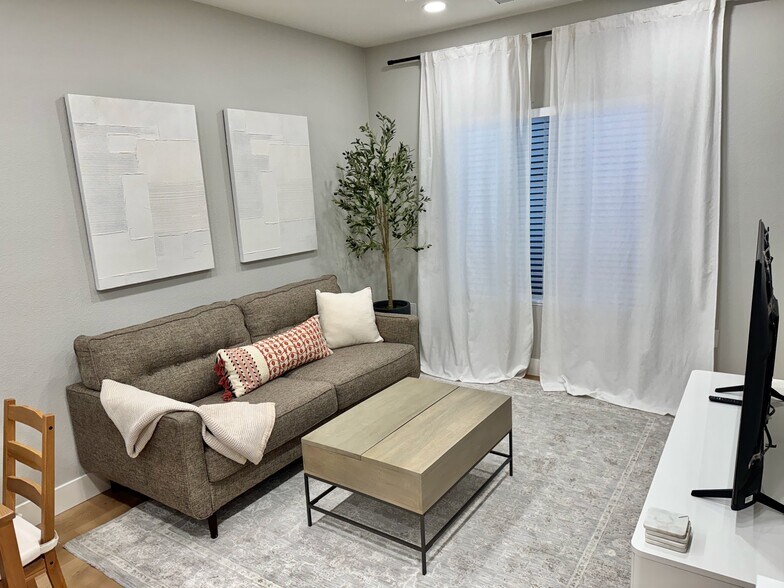 Building Photo - 711 N Hobson Ave