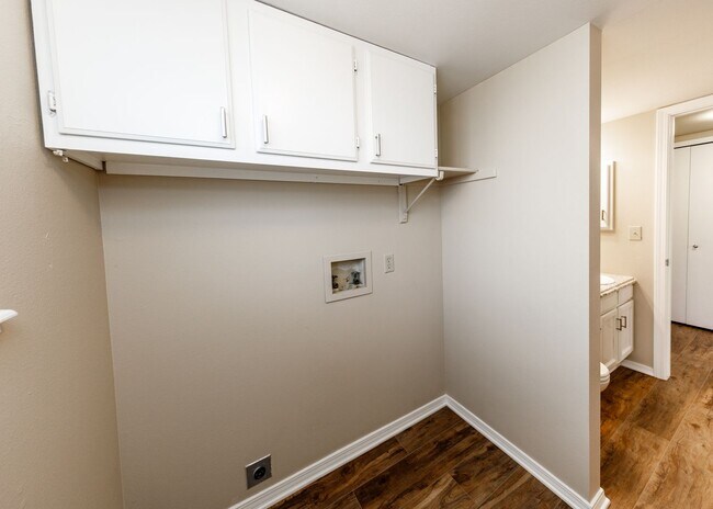 Building Photo - Stunning 5 Bedroom, 3.5 Bath Remodeled Hom...
