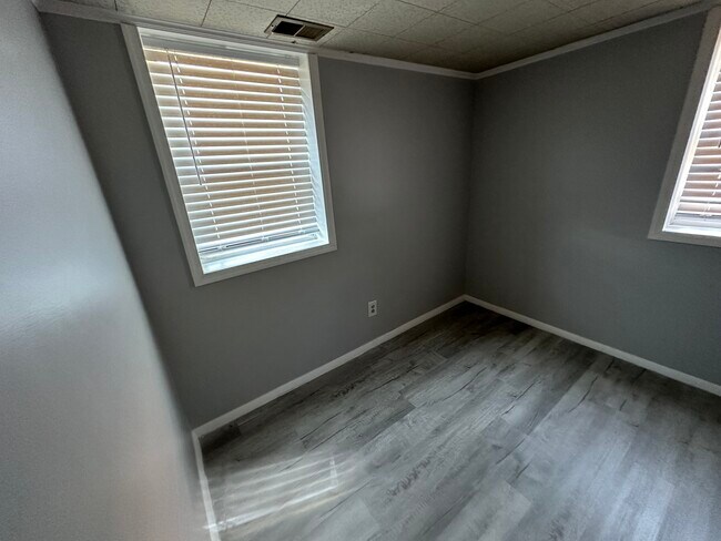 Building Photo - Broadview Dr / Room for Rent
