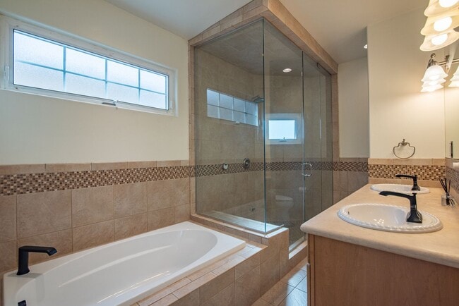 Building Photo - Oceanside Gem with ocean view and a 5-Minute Walk to the Beach/Pier