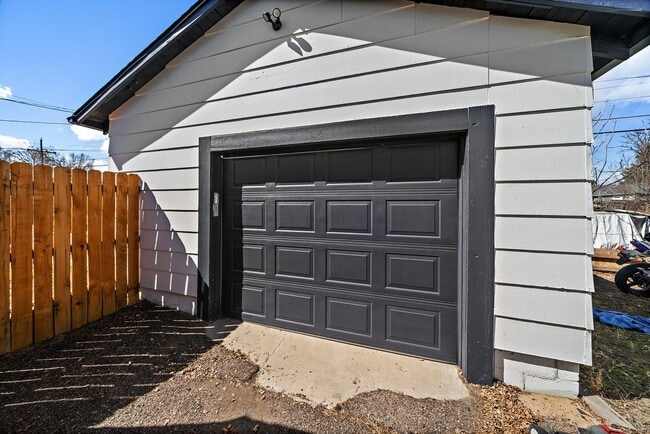 Building Photo - Charming 3 Bedroom Home Near Sloan's Lake