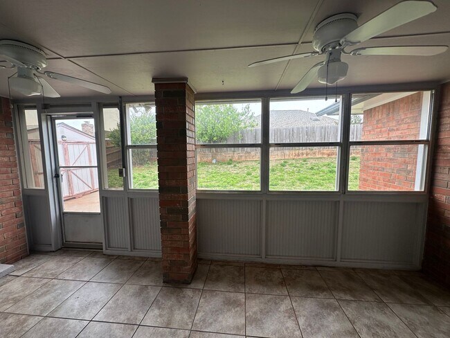 Building Photo - 4 Bed, 2.5 Bath Brick home with 2 car garage