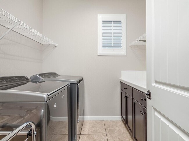 Building Photo - Newly Built 5 Bedroom Home Near Clovis East