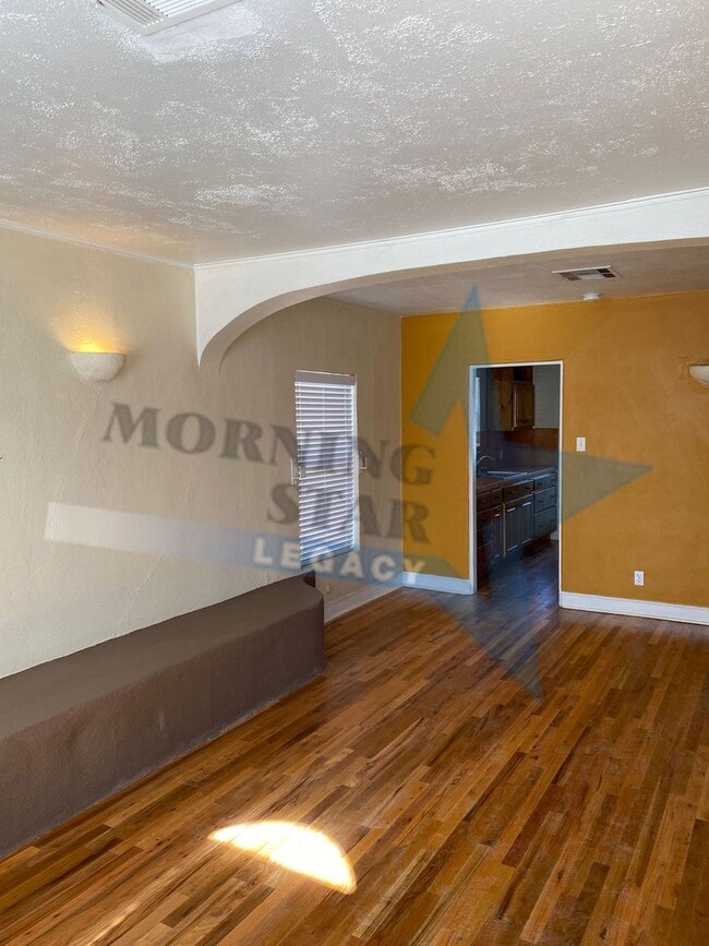 Building Photo - Updated 2 bedroom with refrigerated air!