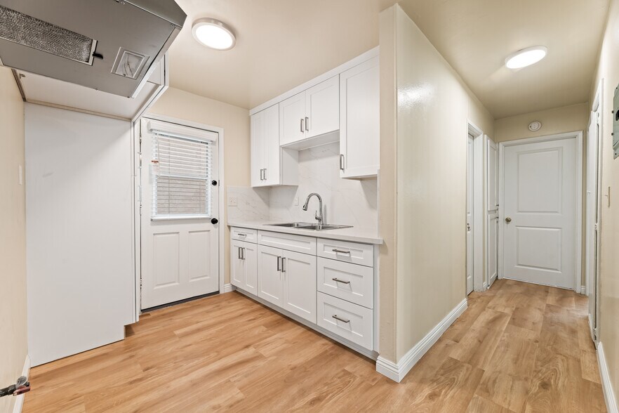 Kitchen Quartz Crystal countertop - 9226 Palm St