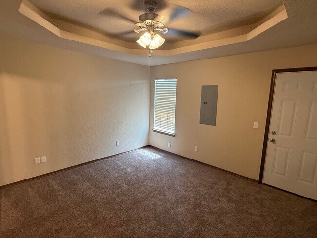 Building Photo - 3 bed duplex. New carpet, great kitchen Island and a fenced backyard in Moore schools!