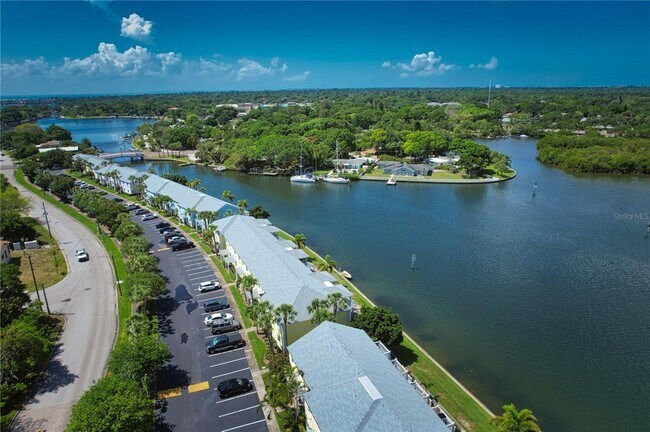 Building Photo - 204 Pompano Dr SE