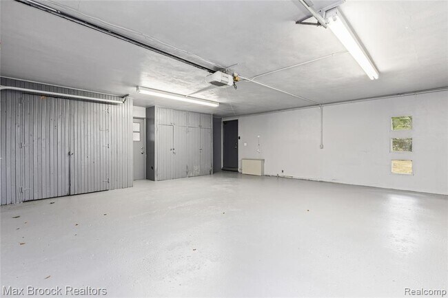 Building Photo - 3988 Lakeland Ln