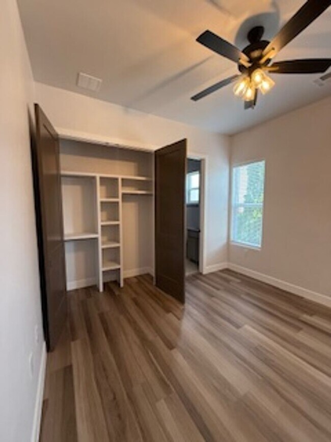 Building Photo - 1003 N Armijo St