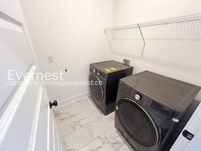 Building Photo - 3 Bed/2 Bath Home with Garage / Pet-Friendly / Available Now!