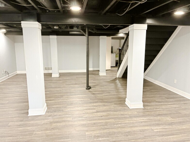 Building Photo - 669 Mohegan St