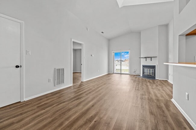 Building Photo - Beautiful condo in Great Neck Landing