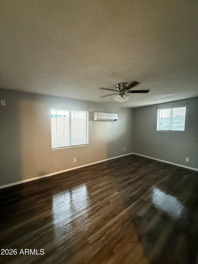 Building Photo - 102 E Ivy St