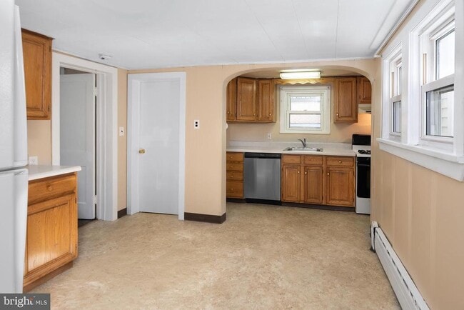 Building Photo - 25 Greenview Ave