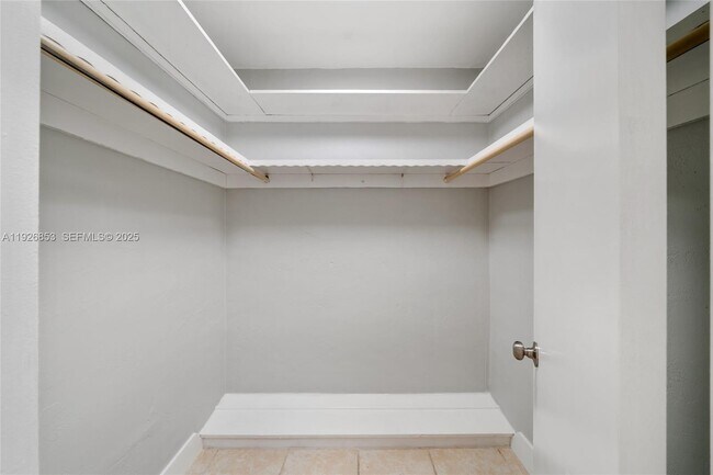 Building Photo - 1701 NE 191st St