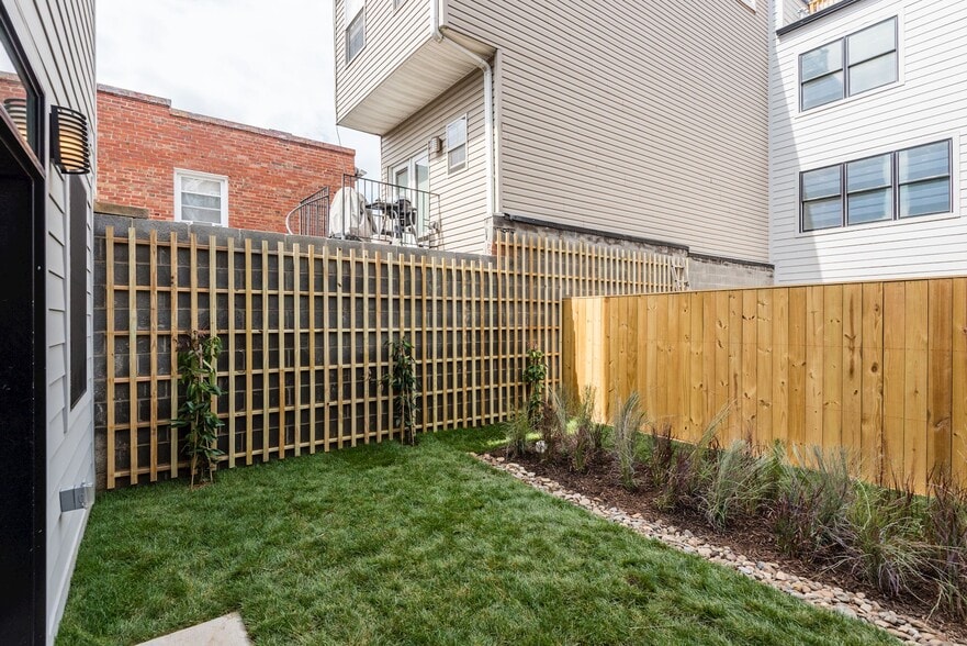 Building Photo - 729 Hobart Pl NW