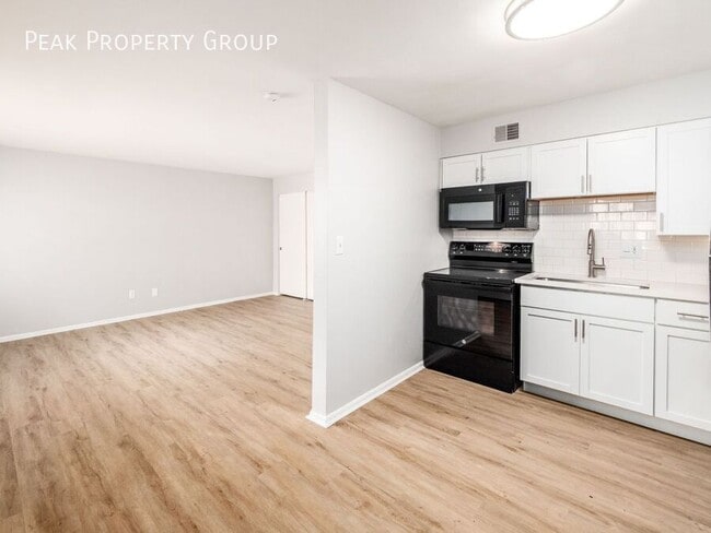 Building Photo - 593 Riverview Dr