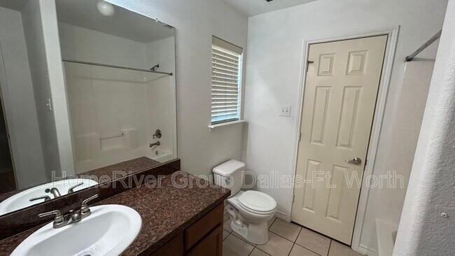 Building Photo - 4814 Spring Ave