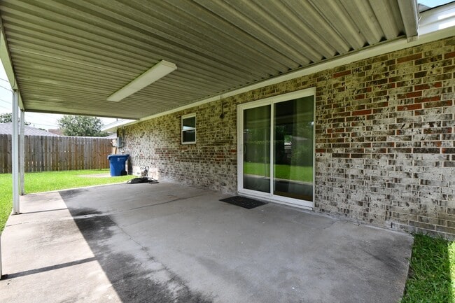 Building Photo - 2017 Sunset Ct N