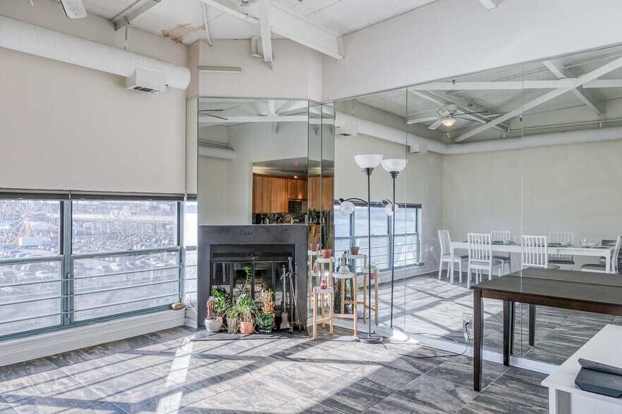 Building Photo - 3 N Christopher Columbus Blvd