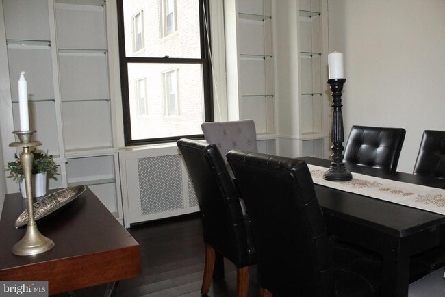 Building Photo - 2031 Locust St