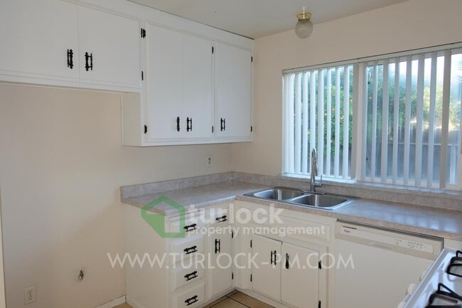 Building Photo - 660 Hillsdale Dr