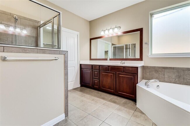 Building Photo - 401 Silver Trail
