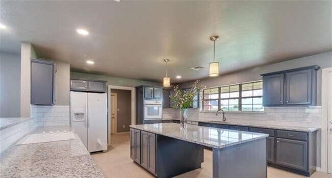 Building Photo - 640 SW Dani Ann Ln