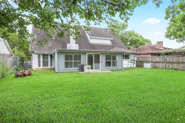 Building Photo - 831 Silverpines Rd